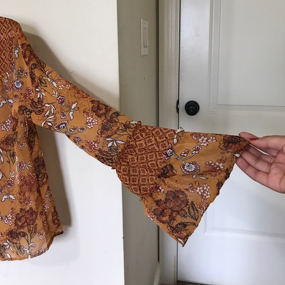 Orange top with details - Picture 3 of 3